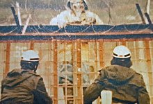 Bei der Schlacht um Grohnde wollten Aktivisten das Gel&auml;nde besetzen, das f&uuml;r den Bau des Atomkraftwerks vorgesehen war. Die Polizei hielt mit Absperrungen dagegen - und mit Tr&auml;nengas. - Sammlung Gelderblom