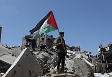 Pal&auml;stinenser mit Fahne - Abed Rahim Khatib/dpa