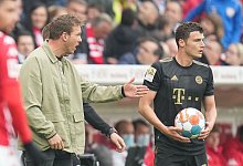 Trainer Julian Nagelsmann (l) gibt w&auml;hrend des Spiels in Mainz Benjamin Pavard Anweisungen. - Thomas Frey/dpa