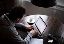 Eine Person am Notebook - Sina Schuldt/dpa/dpa-tmn