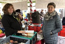 Literatur: Bianca Lehmann (links) steht mit Hund Bella am B&uuml;cherstand von Susanne Solms. - Sven Kienscherf