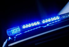 Ein Blaulicht leuchtet auf einem Einsatzwagen der Polizei - Rolf Vennenbernd/dpa