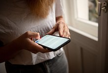 Eine Person tippt auf einem Smartphone - Zacharie Scheurer/dpa-tmn/dpa