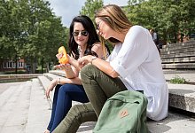 Zwei Frauen benutzen Sonnencreme - Christin Klose/dpa-tmn