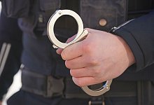 Polizei Handschellen - Symbolbild - Marcus Brandt/dpa