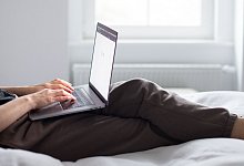 Eine Person arbeitet am Notebook - Zacharie Scheurer/dpa-tmn