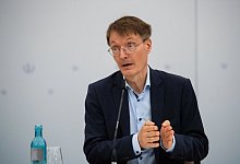 Bundesgesundheitsminister Karl Lauterbach zufolge werden die Corona-Einreiseregeln bald gelockert. - Melissa Erichsen/dpa