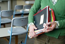 Schule Lehrerin mit Schulheften in einem Klassenraum Duesseldorf den 24 09 2004 Duesseldorf De - imago/photothek