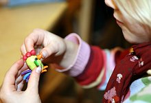 Mit Knete spielen - Foto: Alina Novopashina/dpa