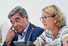 Der geschäftsführende RBB-Intendant Hagen Brandstäter und die RBB-Verwaltungsratschefin Dorette König in der Landtags-Sondersitzung im Fall Schlesinger. - Jens Kalaene/dpa
