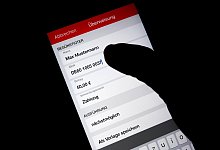 Online-Banking per App - Foto: Monika Skolimowska/dpa-Zentralbild/dpa-tmn