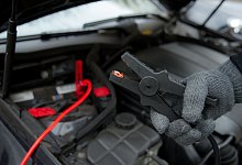 Starthilfekabel im Einsatz - Andrea Warnecke/dpa-tmn