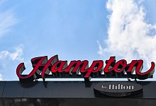 Logo der Hotelkette Hampton by Hilton - Jens Kalaene/dpa-Zentralbild/dpa-tmn