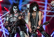 Immer noch in Topform: Gene Simmons (l) und Paul Stanley von Kiss heizen Dortmund ein. - Bernd Thissen/dpa