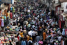 Gut 8,15 Milliarden Menschen leben auf der Erde - Rajanish Kakade/AP/dpa