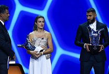 Alexia Putellas und Karim Benzema (r) halten ihre Trophäen als Europas Fußballerin und Europas Fußballer des Jahres. - Emrah Gurel/AP/dpa