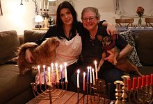 Megan Marie Hart (links) und Joanne Herzberg feiern zusammen Hanukkah. Jeden Abend wird eine der acht Kerzen in ihren Menoras angez&uuml;ndet. Die neunte Kerze, der Schamasch, dient nur zum Anz&uuml;nden der anderen. - Yvonne Glandien