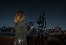 Blick in den Himmel &uuml;ber das Tablet - Unistellar/dpa-tmn