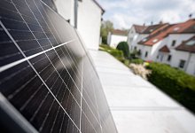 Blick auf ein Mini-Panel an einem Haus - Sebastian Gollnow/dpa