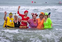 Faschingsschwimmen in der Ostsee - Jens Büttner/dpa