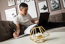 Ein Mann arbeitet auf einem Laptop - Christin Klose/dpa-tmn