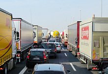 Lastwagen, so weit das Auge reicht. - (Symbolfoto): Pixabay