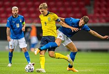 SCP-Neuzugang Svante Ingelsson (vorne l.), der hier gegen Andrea Pinamonti den Ball behauptet, feierte mit Schwedens U 21 zuletzt einen 3:0-Erfolg gegen Italien. - imago images/Bildbyran