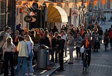 Stra&szlig;enfest in den Niederlanden - Foto: Peter Dejong/AP/dpa