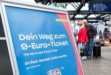 In Hamburg hat der Vorverkauf des 9-Euro-Tickets f&uuml;r den Nah- und Regionalverkehr begonnen. - Daniel Bockwoldt/dpa
