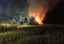 In Herringhausen standen mehrere Strohballen in Brand. - Feuerwehr Herford