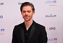 Tom Payne beim Deutschen Filmball - Felix H&ouml;rhager/dpa