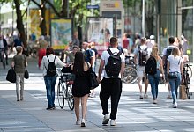 Einkaufsbummel - Foto: Sebastian Kahnert/dpa-Zentralbild/dpa