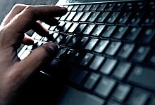 Ein Mann tippt auf einer Tastatur - Foto: Nicolas Armer