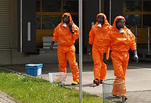 Mitglieder des ABC-Zuges der Feuerwehr Herford untersuchen den verd&auml;chtigen Brief auf eventuelle Gefahrstoffe. - Feuerwehr Herford