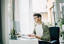 Am heimischen Computer - Zacharie Scheurer/dpa-tmn