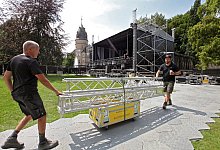 Die Bühne vor dem Schloss ist schon fast fertig - Bernhard Preuß