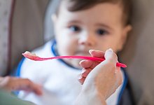 S&auml;uglingsnahrung - Foto: Christin Klose/dpa-tmn