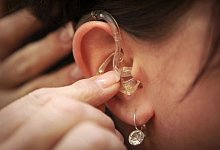 Ein H&ouml;rger&auml;t im Ohr - Foto: Fredrik von Erichsen/dpa/dpa-tmn