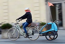 Radeln mit Kinderanh&auml;nger - Foto: Tobias Hase/dpa-tmn