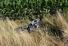 Das Motorrad des Mannes schleuderte in den Graben. Der Fahrer wurde schwer verletzt. - Andreas Eickhoff