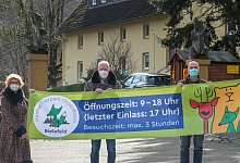 Hereinspaziert: Tierparkchef Herbert Linnemann, Cheftierpfleger Markus Hinker, Werner Tholen (Umweltbetrieb) und Bezirksb&uuml;rgermeisterin Hannelore Pfaff (v.r.) freuen sich, dass der Tierpark jetzt wieder t&auml;glich von 9 bis 17 Uhr &ouml;ffnen kann. - Foto: Andreas Zobe/NW