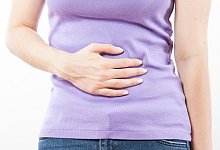 Eine Frau fasst sich an den Bauch - picture alliance / Christin Klose/dpa-tmn