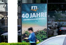 Plakat des Reiseveranstalters FTI - Sven Hoppe/dpa/dpa-tmn