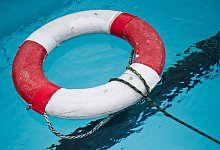 Rettungsring im Freibad - Ole Spata/zb/dpa