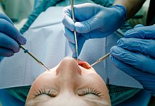 Eine Frau bei einer Zahnbehandlung - Markus Scholz/dpa-tmn