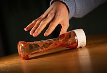 Frau greift nach einer fast leeren Ketchup-Flasche - Christin Klose/dpa-tmn