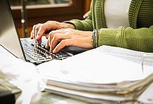 Eine Frau arbeitet an einem Laptop - Christin Klose/dpa-tmn