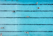 Freibadsaison bis Dezember- Schwimmen in k&uuml;hler Herbstluft - Guido Kirchner/dpa