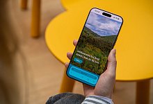 Eine Frau haelt ein Handy mit der Web-App «freii» in der Hand - Nico Tapia/dpa-tmn