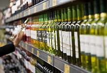 Weinflaschen stehen im Regal eines Supermarktes - Bernd Thissen/dpa/dpa-tmn